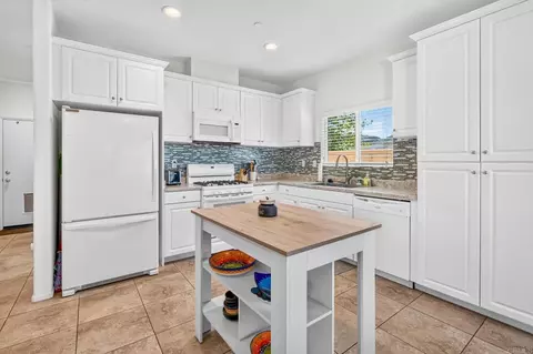 Kitchen - 259 Dun Blazer Way, Fallbrook, CA 92028 photo 2 of 3