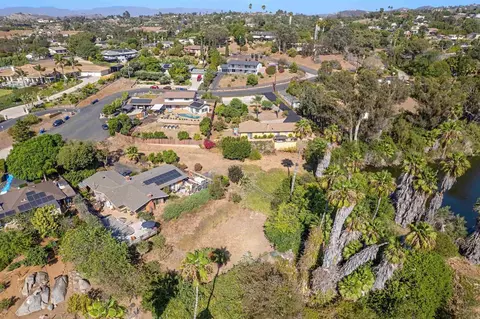 View/Area - 609 Roca Pl, Vista, CA 92084 photo 4 of 6
