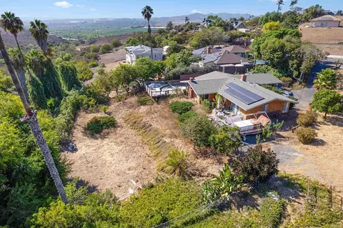 View/Area - 609 Roca Pl, Vista, CA 92084 photo 5 of 6