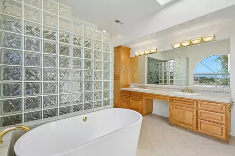 Bath - 17572 Via Loma Dr, Poway, CA 92064 photo 4 of 9