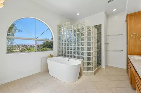 Bath - 17572 Via Loma Dr, Poway, CA 92064 photo 2 of 9