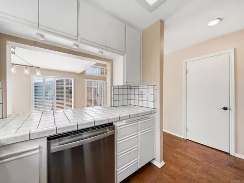 Kitchen - 553 Hygeia, Encinitas, CA 92024 photo 2 of 4