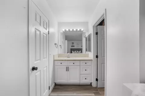 Bath - 3075 Iris Ave #B, San Ysidro, CA 92173 photo 1 of 6