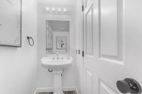 Bath - 3075 Iris Ave #B, San Ysidro, CA 92173 photo 3 of 6