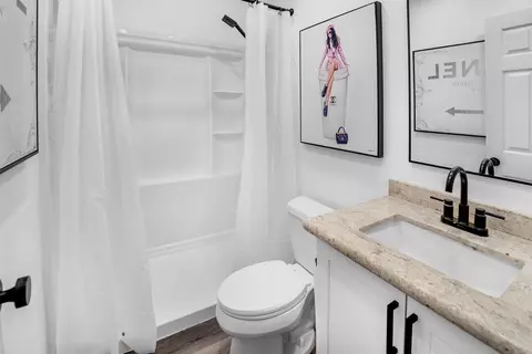 Bath - 3075 Iris Ave #B, San Ysidro, CA 92173 photo 2 of 6