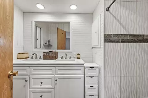 Bath - 646 El Rancho Dr, El Cajon, CA 92019 photo 4 of 7