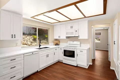 Kitchen - 711 De Luz Rd, Fallbrook, CA 92028 photo 3 of 4