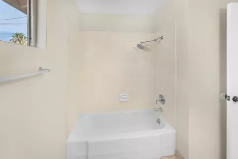 Bath - 626 E Wright St, Hemet, CA 92543 photo 3 of 4