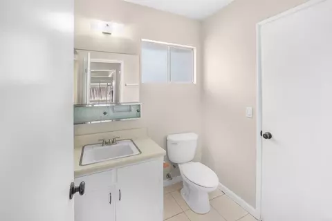Bath - 626 E Wright St, Hemet, CA 92543 photo 2 of 4
