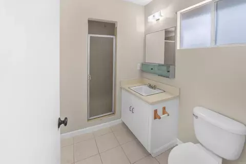 Bath - 626 E Wright St, Hemet, CA 92543 photo 1 of 4