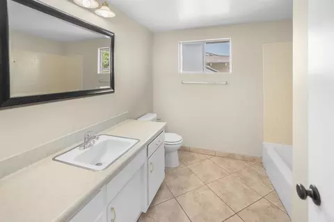 Bath - 626 E Wright St, Hemet, CA 92543 photo 4 of 4