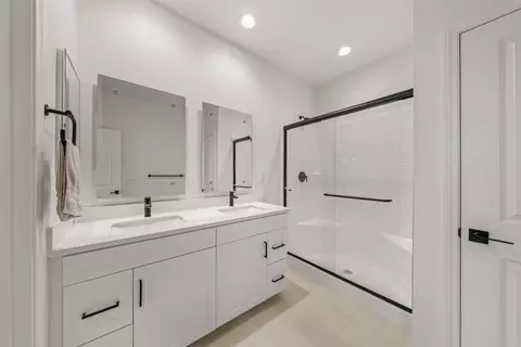 Bath - 10353 Graphite St, Spring Valley, CA 91977 photo 1 of 2