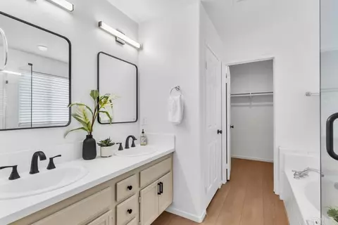 Bath - 13721 Gateway View Dr, El Cajon, CA 92021 photo 2 of 5