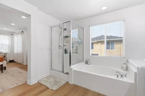 Bath - 2284 Red Leaf Ln, Chula Vista, CA 91915 photo 4 of 5