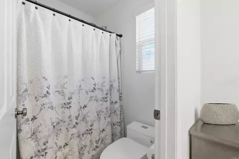 Bath - 2284 Red Leaf Ln, Chula Vista, CA 91915 photo 3 of 5