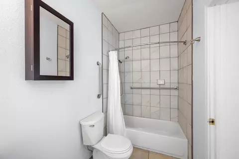 Bath - 4554 Date Ave, La Mesa, CA 91941 photo 4 of 5