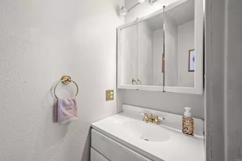 Bath - 4554 Date Ave, La Mesa, CA 91941 photo 3 of 5
