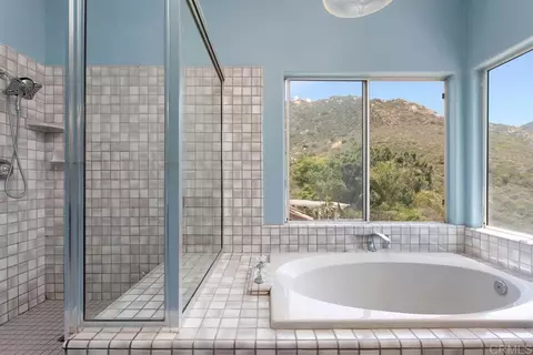 Bath - 15979 Gantry Way, Ramona, CA 92065 photo 4 of 5
