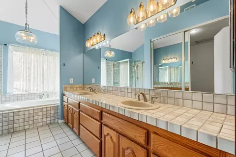 Bath - 15979 Gantry Way, Ramona, CA 92065 photo 2 of 6