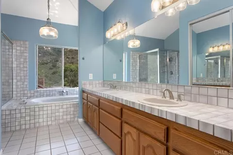 Bath - 15979 Gantry Way, Ramona, CA 92065 photo 3 of 5
