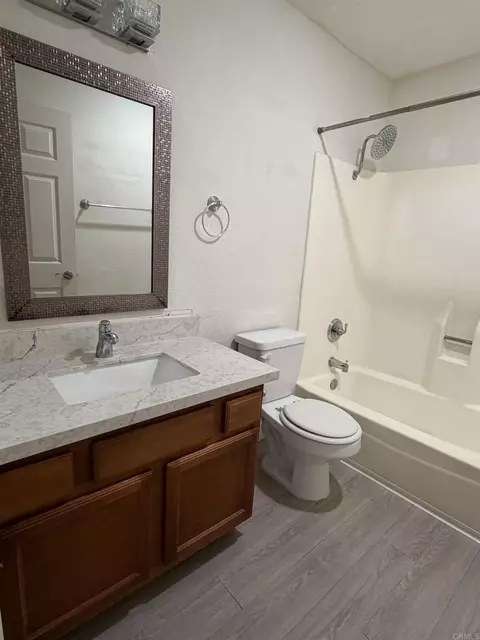 Bath - 432 Edgehill Ln #15, Oceanside, CA 92054 photo 1 of 1