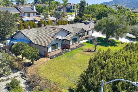 View/Area - 1598 Mesa Verde Dr, Vista, CA 92084 photo 2 of 28