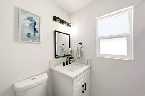 Bath - 558 11th St, Imperial Beach, CA 91932 photo 2 of 4