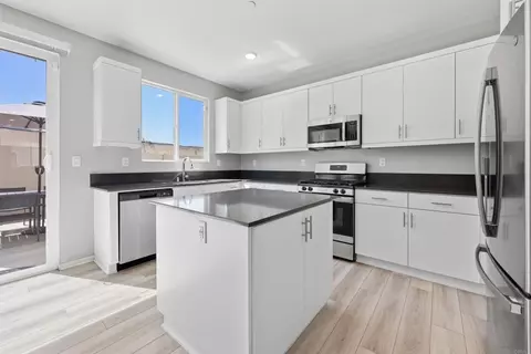 Kitchen - 253 Paddock Ln, Fallbrook, CA 92028 photo 2 of 3