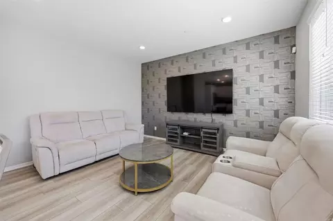 Living - 253 Paddock Ln, Fallbrook, CA 92028 photo 1 of 2