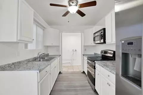 Kitchen - 1336 Peach Ave, El Cajon, CA 92021 photo 4 of 5