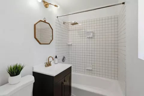 Bath - 577 Florence St, Imperial Beach, CA 91932 photo 3 of 3