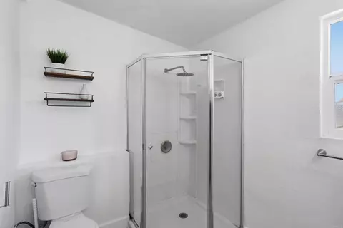 Bath - 577 Florence St, Imperial Beach, CA 91932 photo 2 of 3