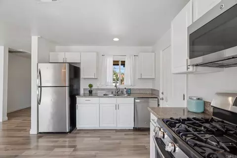 Kitchen - 2009 Paddy Pl, Escondido, CA 92027 photo 6 of 7
