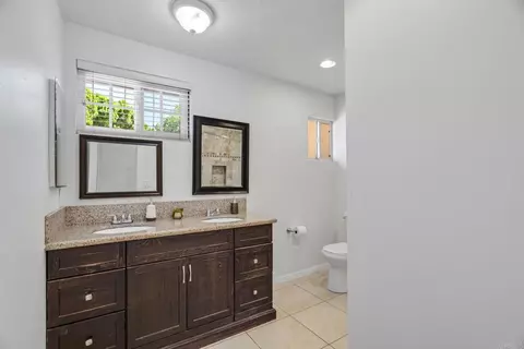 Bath - 2009 Paddy Pl, Escondido, CA 92027 photo 1 of 4