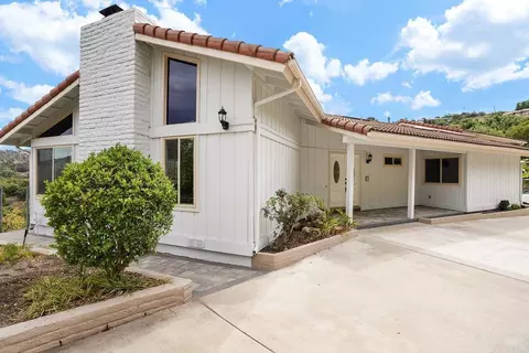 Exterior - 2645 Daisy Ln, Fallbrook, CA 92028 photo 2 of 9