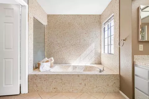 Bath - 634 Gardenia, Escondido, CA 92025 photo 4 of 7