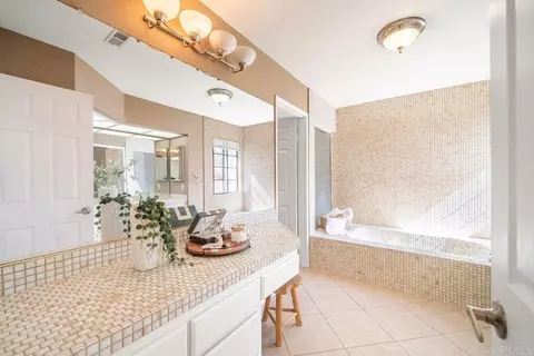 Bath - 634 Gardenia, Escondido, CA 92025 photo 3 of 7