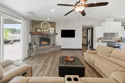 Living - 1457 Star Valley Rd, Alpine, CA 91901 photo 2 of 4