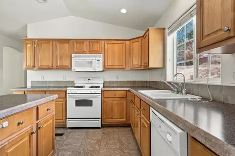 Kitchen - 18453 Ramona View Dr, Ramona, CA 92065 photo 1 of 5