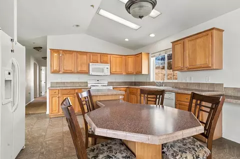 Kitchen - 18453 Ramona View Dr, Ramona, CA 92065 photo 3 of 5