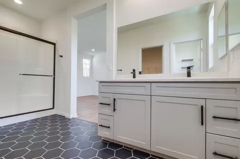 Bath - 10541 Graphite St, Spring Valley, CA 91977 photo 3 of 6
