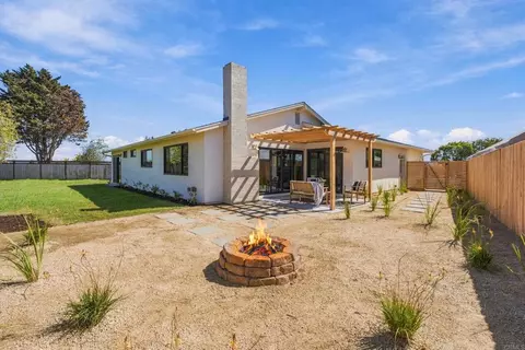 Exterior - 3850 Trieste Dr, Carlsbad, CA 92010 photo 9 of 14