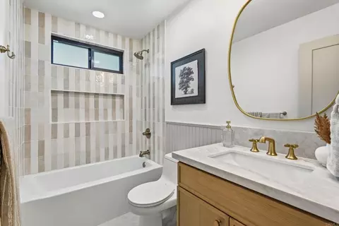 Bath - 3850 Trieste Dr, Carlsbad, CA 92010 photo 3 of 3