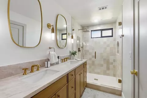 Bath - 3850 Trieste Dr, Carlsbad, CA 92010 photo 2 of 3
