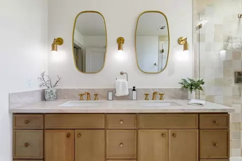 Bath - 3850 Trieste Dr, Carlsbad, CA 92010 photo 1 of 3