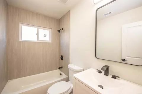Bath - 1404 Jefferson Ave, Escondido, CA 92027 photo 2 of 2
