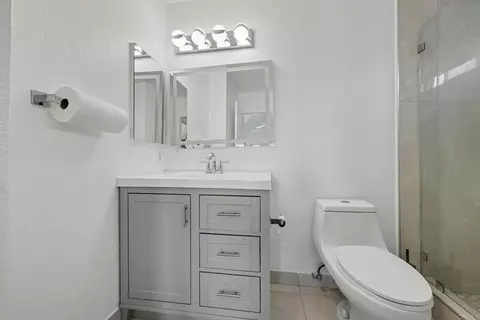 Bath - 1380 E Washington Ave #17, El Cajon, CA 92019 photo 3 of 3