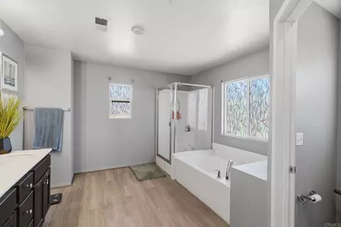 Bath - 978 Cornflower Dr, Hemet, CA 92545 photo 2 of 3