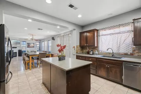 Kitchen - 978 Cornflower Dr, Hemet, CA 92545 photo 4 of 4