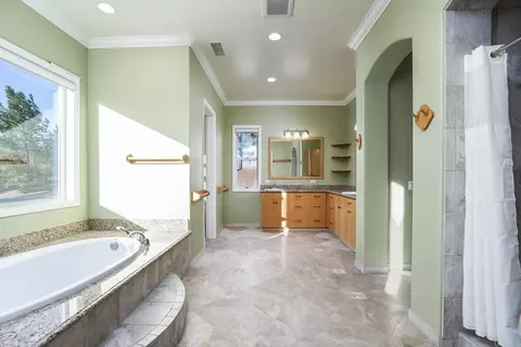 Bath - 23648 Old Ranch Rd, Alpine, CA 91901 photo 2 of 7